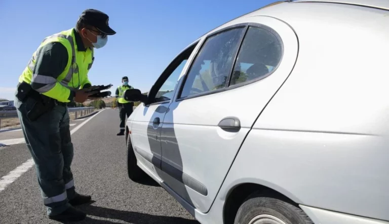 Todos los papeles que debes llevar en el coche para evitar una multa