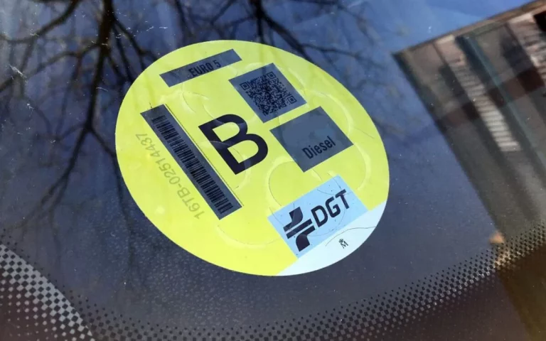 ¿Tu coche tiene etiqueta B o C? La DGT acaba de anunciar nuevas restricciones que te afectan