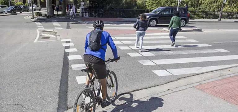 Si vas en bici vigila no cruzar un paso de peatones, esta es la multa que te puede caer