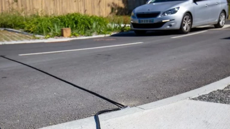 El secreto de los cables negros que cruzan las carreteras