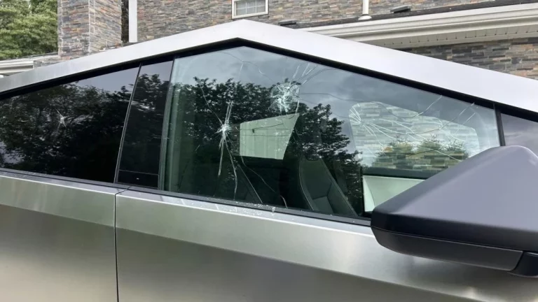 Una señora logró romper la ventana «anti balas» del Cybertruck con sus manos