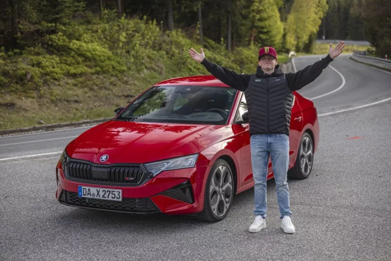 El piloto de rallies Oliver Solberg se lo pasa en grande con el Skoda Octavia RS