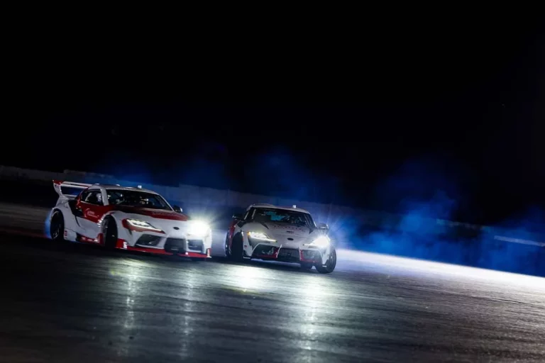Toyota y la IA logran que dos coches hagan drifting a la vez de manera autónoma