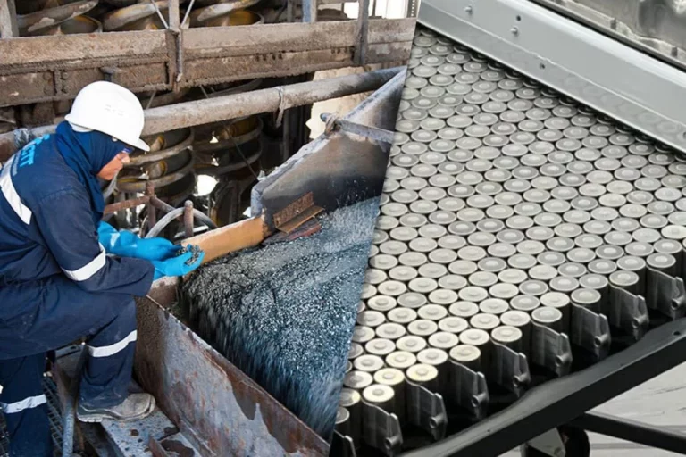 La caída de las ventas de eléctricos ya afecta al sector minero, provoca importantes bajadas de precio y compromete inversiones hasta 2030