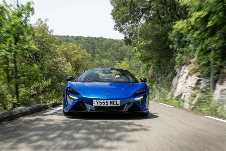 Conducimos el McLaren Artura Spider: 700 CV para desmelenarse con estilo