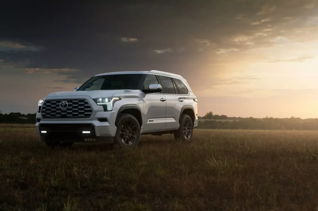 Los coches más duraderos que llegan a los 400.000 km: las revisiones que evitan la avería cara 1 Motor16 2024 Toyota Sequoia 1794. Imagen delantera.