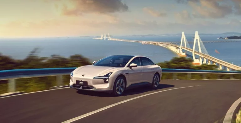 Xpeng MONA M03: El Model 3 que cuesta la mitad que un Model 3