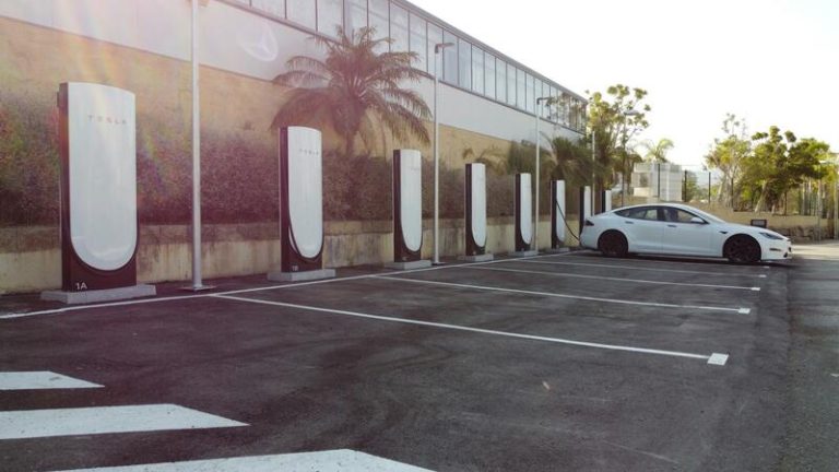 Ya hay más de 720 supercargadores de Tesla en España