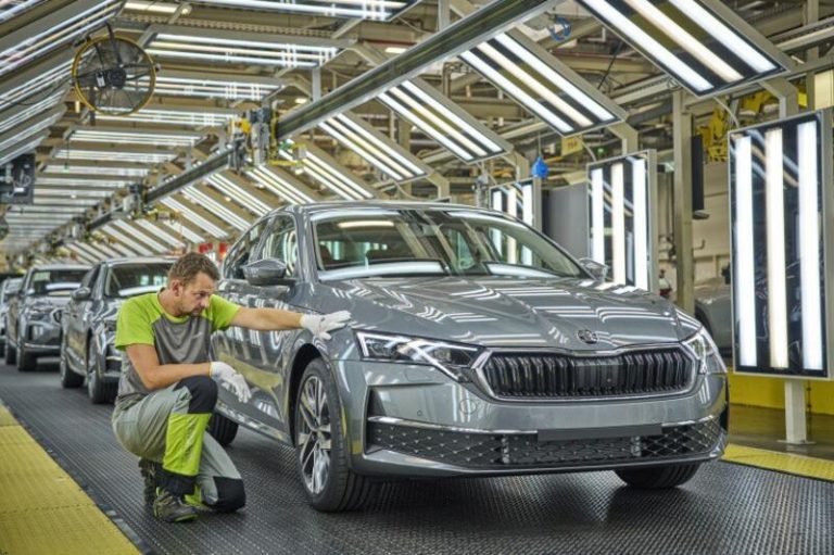 La primera unidad del nuevo Skoda Octavia ya ha salido de Kvasiny