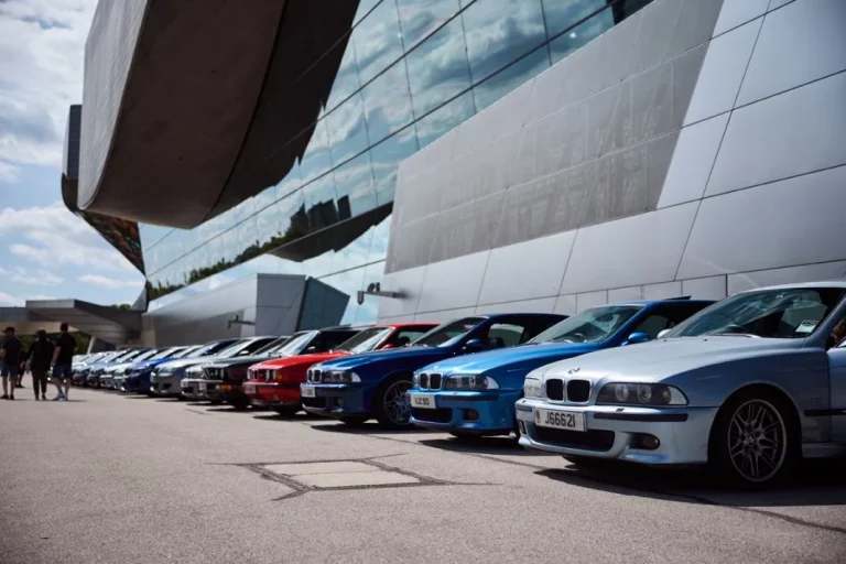 El BMW M5, la berlina deportiva por excelencia, celebra 40 años en el museo