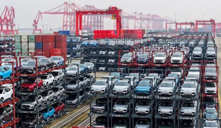 La subida de aranceles desplomó ya un 30% las exportaciones de vehículos eléctricos de China durante el pasado mes de junio