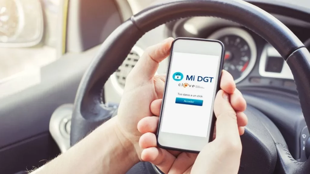 No poder mostrar el carnet en miDGT te puede costar 100 euros: así se acredita que está vigente 1 Motor16 App MiDGT Motor16