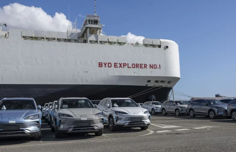 Llega a España el barco de BYD cargado con 1.000 unidades del Seal U DM-i
