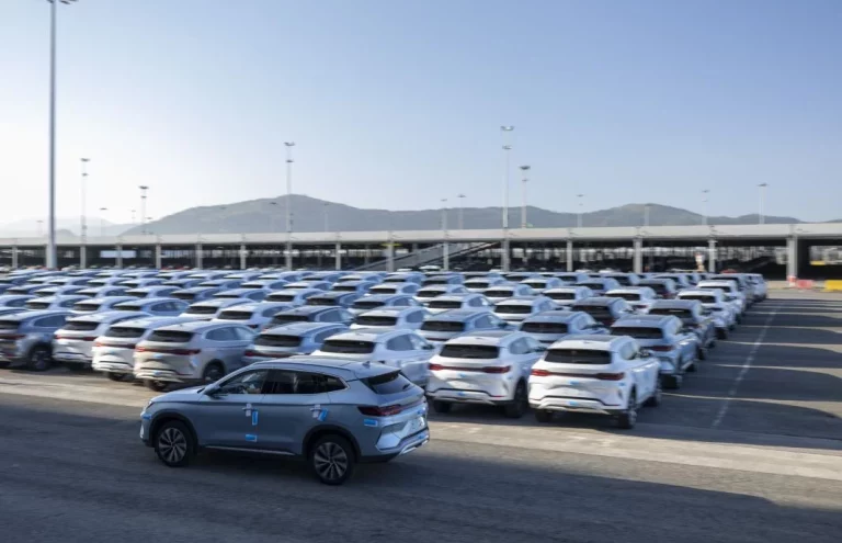 Volkswagen pide más aranceles a los coches chinos mientras Ford y Stellantis fabrican en España