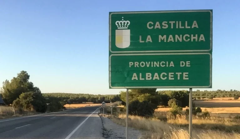La bienvenida a Castilla-La Mancha de este cartel que ha incendiado las redes sociales