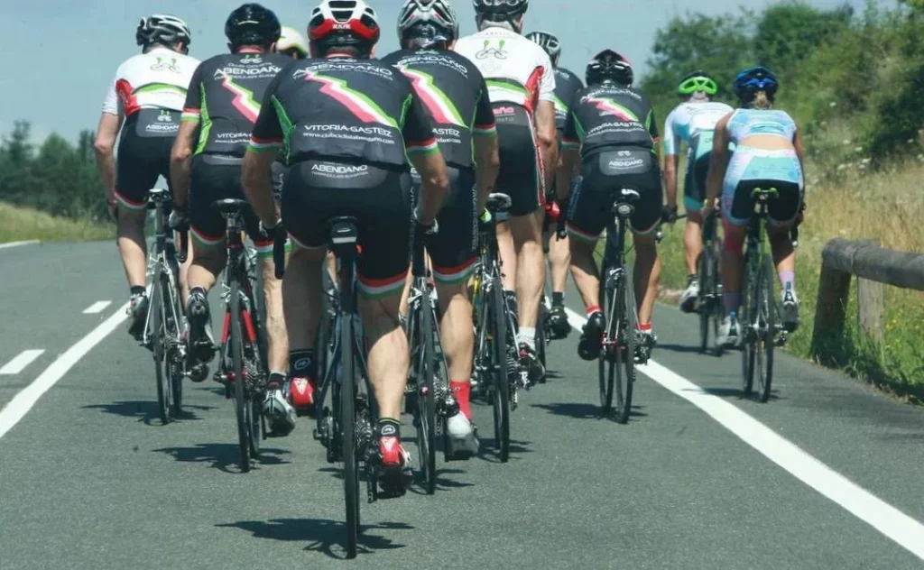 grupo de ciclistas