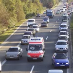 La DGT prepara la obligación de abrir un carril de emergencia en atascos: sin fecha en el BOE