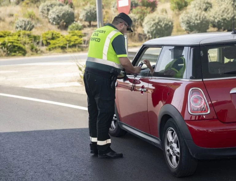 La conductora que se creía Fernando Alonso y que la Guardia Civil investiga por circular a 119 km/h en una zona de 90