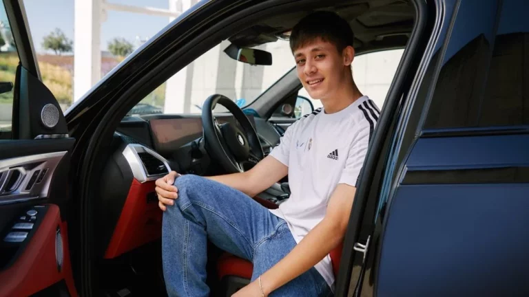 Güler cumple con el pedido del Real Madrid arriba de este coche