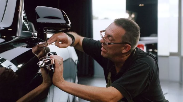 ¿Quién es Mark Court? El único trabajador de Rolls-Royce que ha puesto sus manos en miles de coches y que gana más que nadie