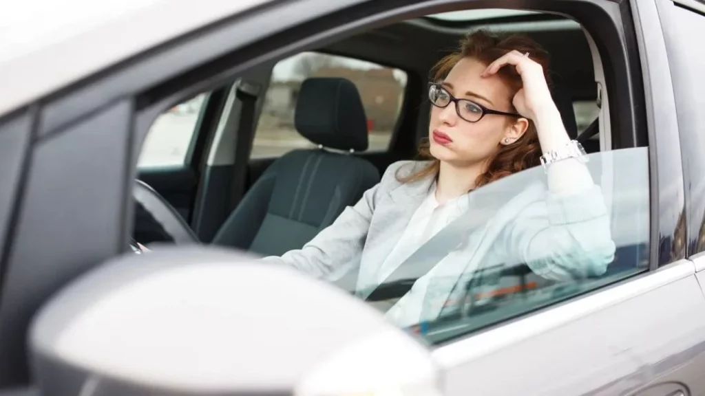 Mujer conductora estres tiempo tarde trabajo Motor16
