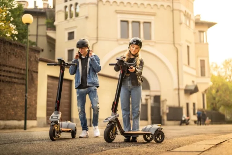 Cuatro patinetes que van a arrasar en 2025 y que tienen el certificado de la Dirección General de Tráfico
