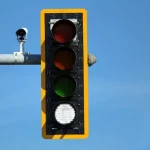 La cuarta luz del semáforo que propone un estudio para reducir los atascos en la ciudad