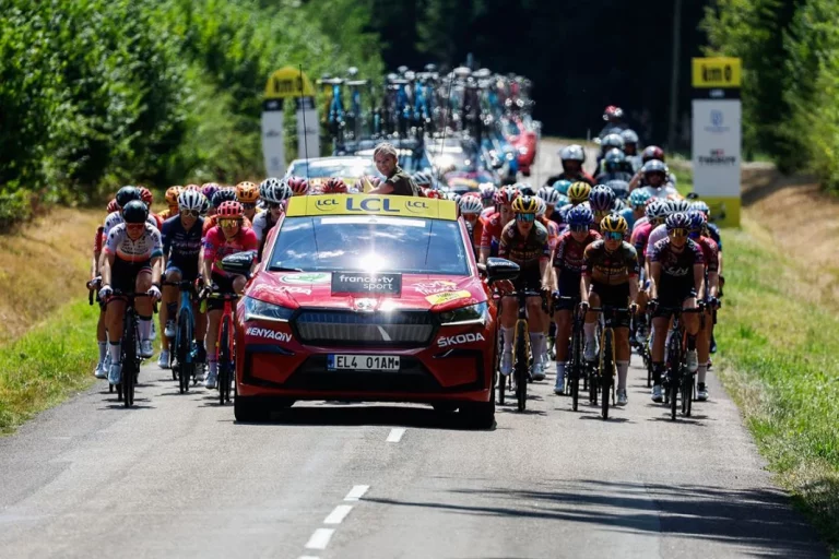 La marca de coches que acompaña a las ciclistas del Tour de Francia