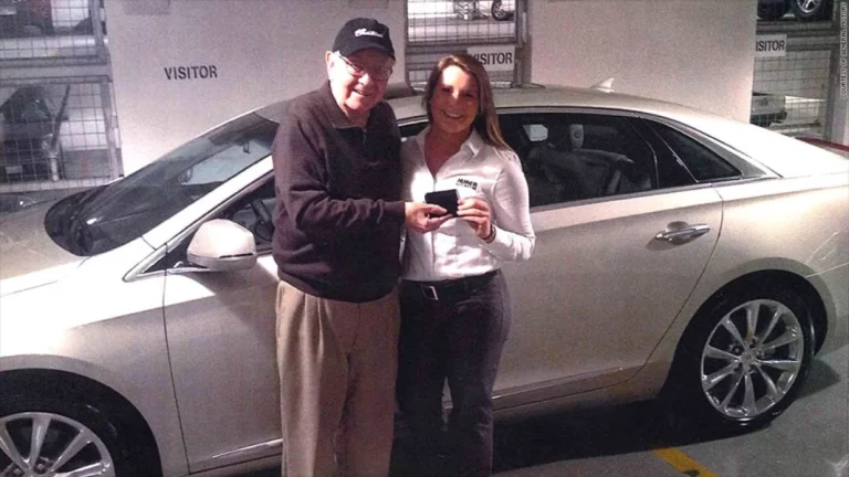 Warren Buffett tiene 139 billones en su cuenta corriente y conduce un Cadillac que te puedes comprar en Wallapop por 30.000