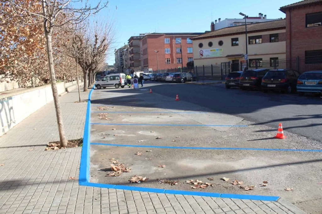 Los coches con etiqueta 0 de la DGT empiezan a sufrir restricciones: los automovilistas se sienten estafados 4 Motor16 aparcamiento zona azul