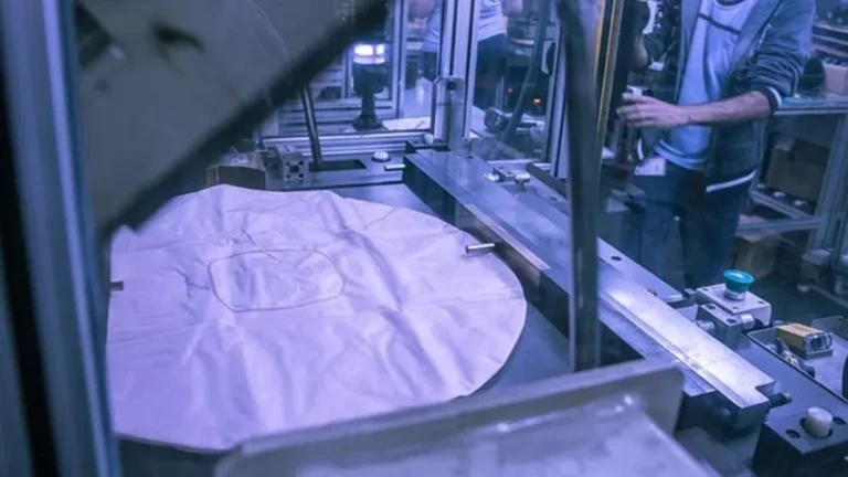 Siempre vemos cómo se despliega un airbag. Pero, ¿sabes cómo se fabrica?