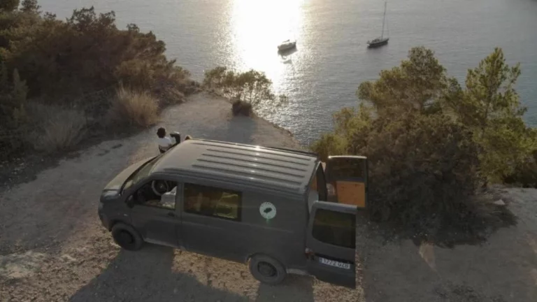 ¿Esto es legal? Airbnb ofrece una furgoneta para dormir en Ibiza