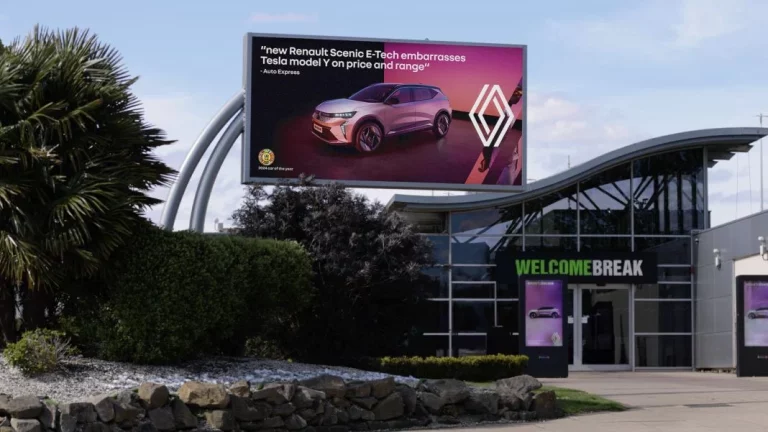 La campaña viral en la que el Renault Scenic E-Tech le dice cuatro verdades al Tesla Model Y