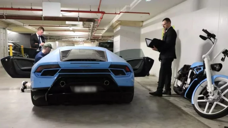 Lleva cobrando el paro desde 2019, pero conduce un Lamborghini Huracán y una Harley Davidson