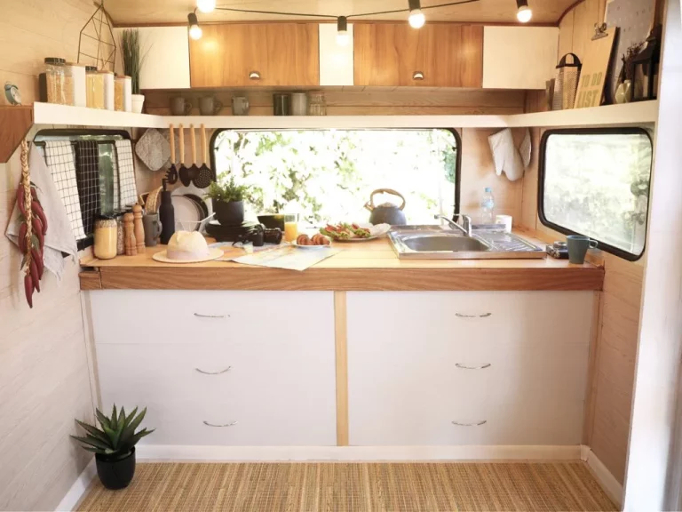 5 accesorios que nunca deben faltar en la cocina de autocaravana o camper