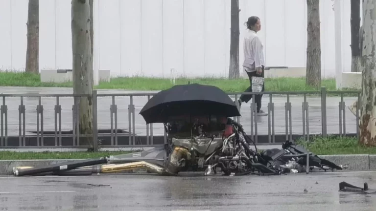 Después de destrozar su Ferrari Purosangue tapa su V12 con un paraguas. Lo más raro que verás hoy