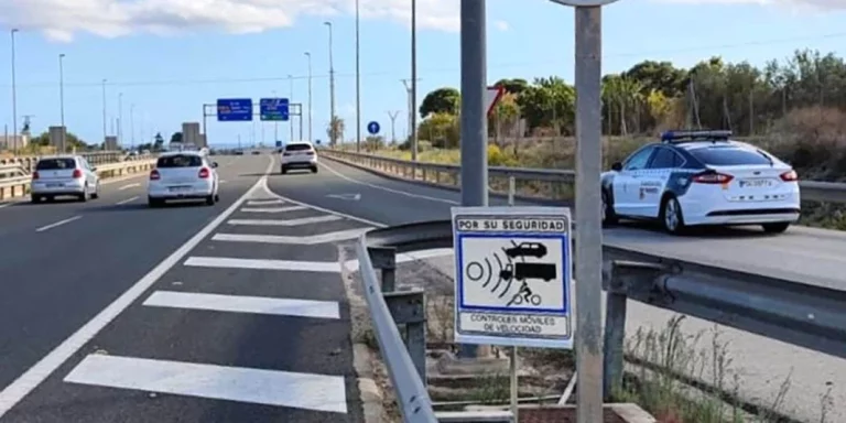 La DGT estrena radares informativos que te dicen la velocidad a la que vas y que oculta una función que no te va a gustar nada