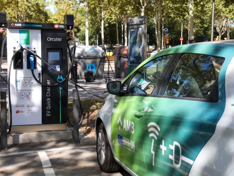 Abren los primeros cargadores que utilizan la energía generada por el  metro al frenar