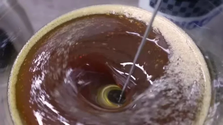 Esto es lo que le pasa al motor de tu coche si le echas aceite caducado. Sí, caducado