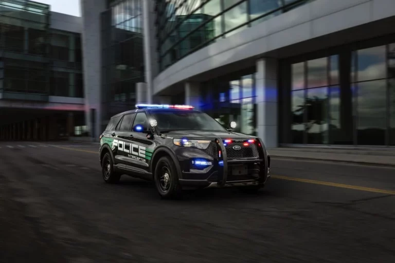 Este Ford Explorer es, en realidad, un Ford Police Interceptor Utility 2025