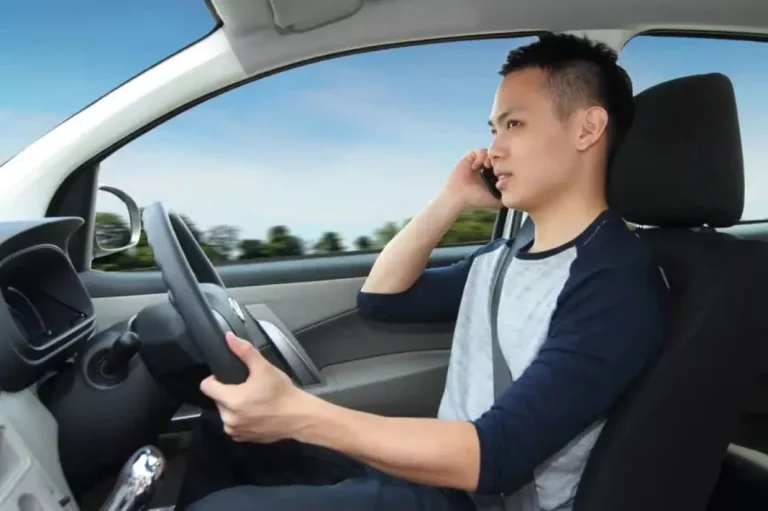 El 57% de los conductores de furgonetas revisa su teléfono móvil mientras conduce, según un estudio de Volkswagen Vehículos Comerciales