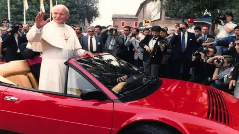 La historia secreta del Ferrari de 6 millones de euros que le regalaron al Papa