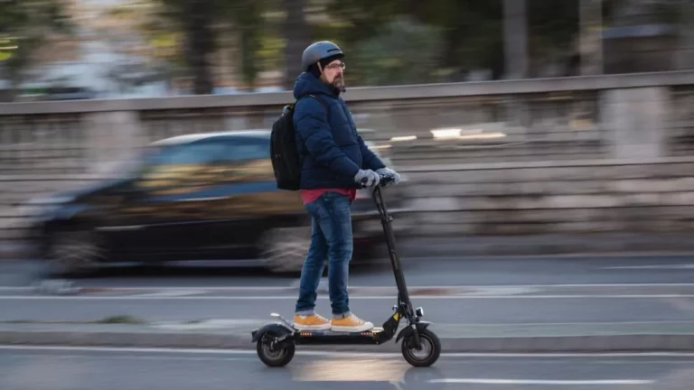 Patinetes y móvil: ¿por qué es una mala idea usarlos a la vez?