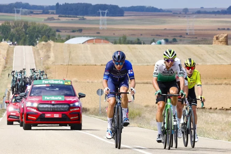 La Vuelta ciclista se mueve con coches enchufables