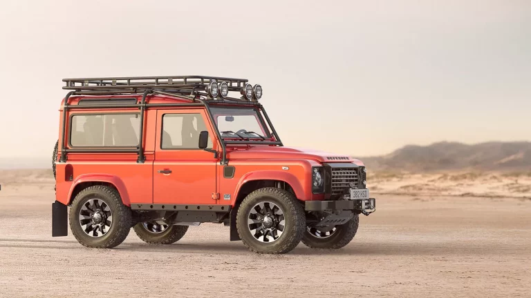 El Land Rover Defender clásico oficial vuelve a “refabricarse” con motor V8