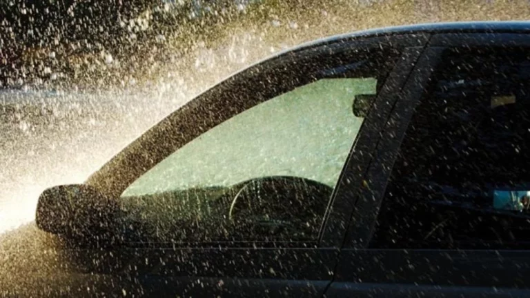 La lluvia no lava y deberías evitar que tu coche quede abajo de ella