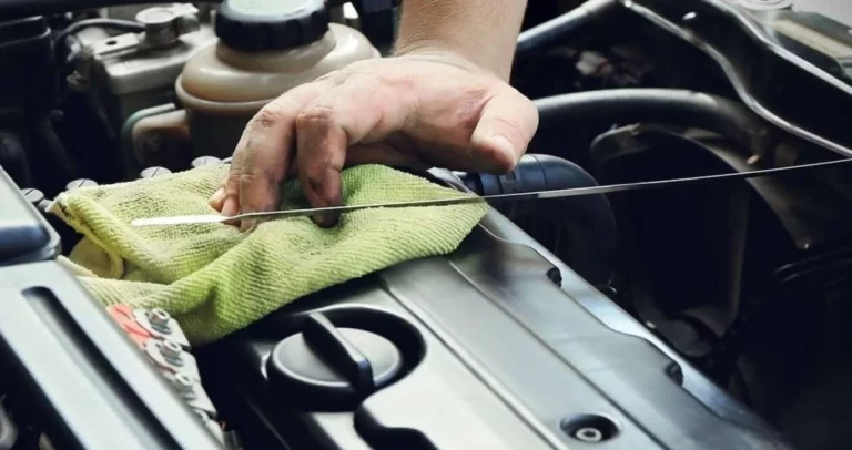 ¿Sabes cómo se mide el aceite del motor de tu coche? Este instagramer desmonta la forma habitual de hacerlo