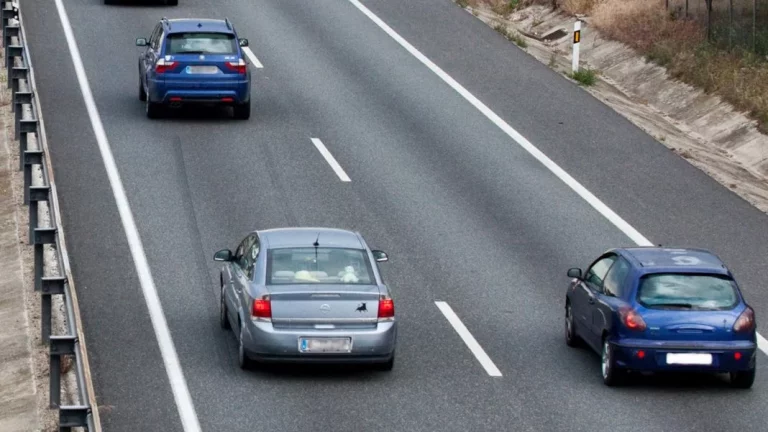 La DGT se pone la venda en los ojos para no ver el motivo por el que circulamos por el carril izquierdo