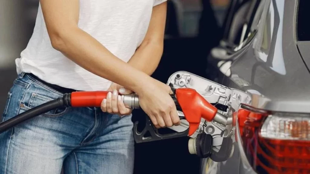Jorge (41), mecánico: "Nunca intentes llenar más el depósito de tu coche, porque estarás tirando el dinero y te vas a cargar el EVAP" 46 Motor16 motivo deposito gasolina ubicacion coche 1 Motor16