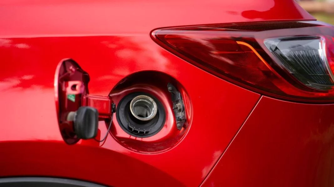 Por este motivo el depósito de gasolina se ubica a la izquierda o derecha del coche.